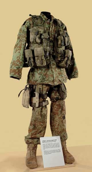 http://i1212.photobucket.com/albums/cc451/planetexpres/Jaegerdesertuniform.jpg?t=1287308136